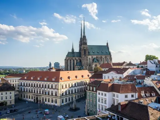 Widok na Katedrę Świętych Piotra i Pawła oraz plac w Brnie. Wspaniałe brneńskie atrakcje zachęcają do zwiedzania.