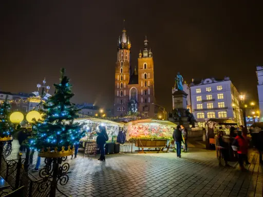 Targ bożonarodzeniowy w Krakowie. Idealne miejsce, gdzie na weekend w grudniu poczuć magię świąt.