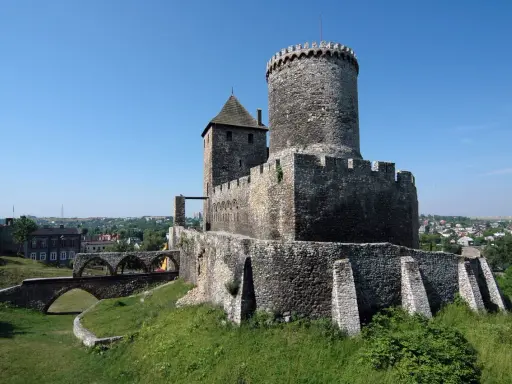 Kamienny zamek w Będzinie, z potężną wieżą i mostami, skrywa wiele ciekawostek.