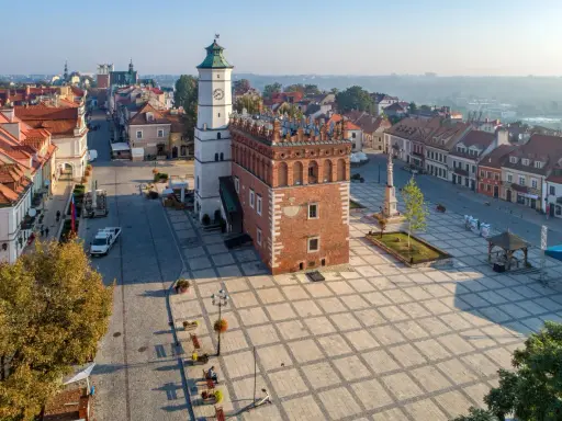 Rynek w Sandomierzu, z Ratuszem i kamienicami. Idealne miejsce, by poczuć atmosferę miasta i zaplanować, sandomierz co zobaczyć.