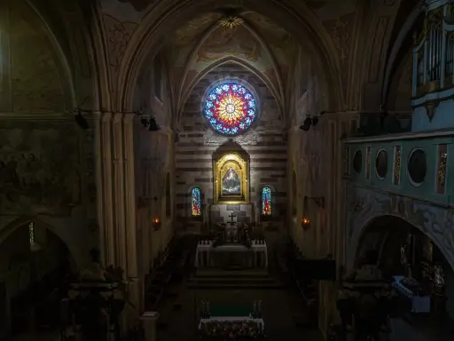 Wnętrze kościoła w Wąchocku. Wspaniałe witraże i obraz Matki Boskiej nad ołtarzem to główne wąchock atrakcje.