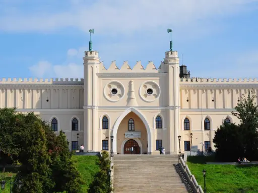 Zamek Lubelski, z jego charakterystycznymi "oczami", kryje wiele ciekawostek. Warto odkryć jego historię!