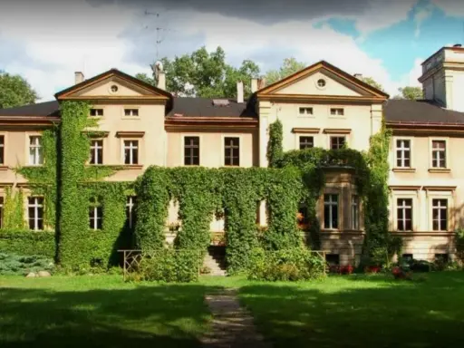 Dworek porośnięty bluszczem, jeden z urokliwych zamków w okolicy Poznania.