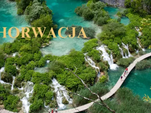 Chorwacja atrakcje: malownicze wodospady i turkusowe jeziora Parku Narodowego Jezior Plitwickich. Drewniane kładki prowadzą przez bujną zieleń.
