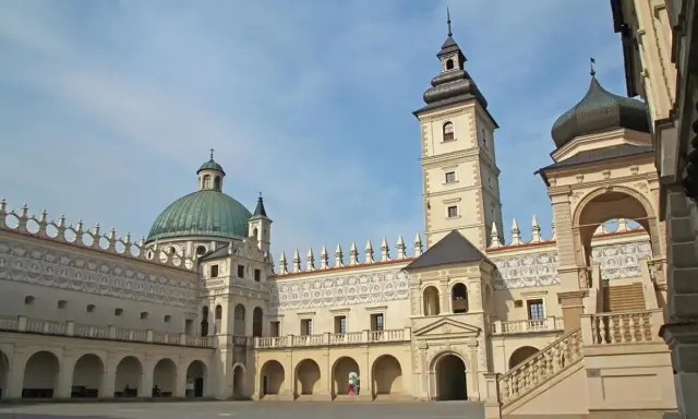 Zamek w Krasiczynie zachwyca arkadowymi krużgankami i zdobieniami. Ciekawostki o jego historii i architekturze czekają na odkrycie.