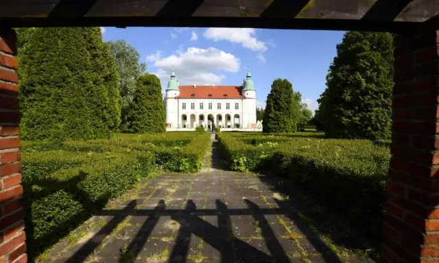 Zamek w Baranowie Sandomierskim zachwyca architekturą i zadbanym ogrodem. Ciekawostki o jego historii czekają na odkrycie.