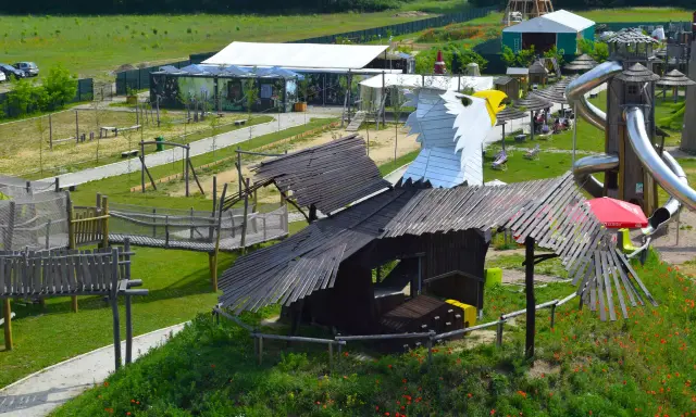 Wesołe miasteczko Elfland Nekla z placem zabaw, zjeżdżalniami i domkami.