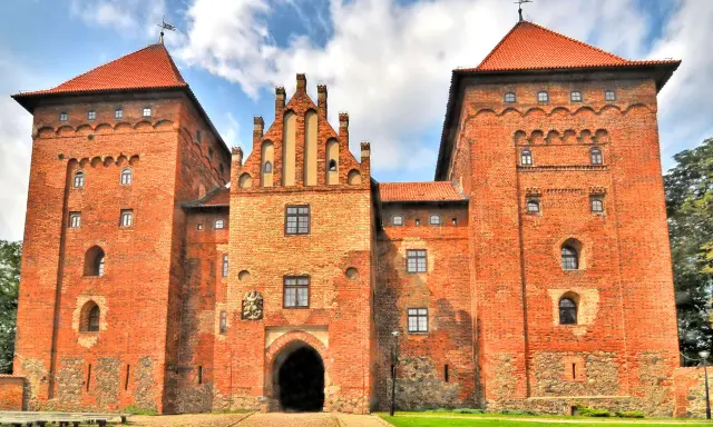 Zamek w Nidzicy, ceglana twierdza z czerwonej cegły, zachwyca architekturą. Ciekawostki o zamku w Nidzicy czekają na odkrycie!