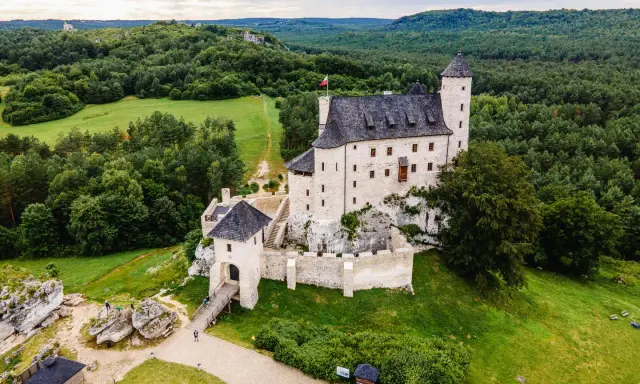 Zamek w Bobolicach, malowniczo położony na skale, otoczony lasami. Ciekawostki o jego historii i architekturze przyciągają turystów.