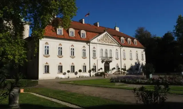 Pałac w stylu barokowym, jeden z pięknych zamków w województwie łódzkim, otoczony ogrodem.