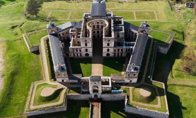 Zamek Krzyżtopór z lotu ptaka. Zobacz zamek krzyżtopór ciekawostki i jego imponującą architekturę.