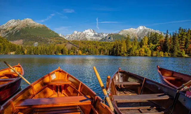Łodzie na jeziorze Strbskie Pleso, Tatry Wysokie, Słowacja. Idealne miejsce na relaks po wizycie w termach Słowacja.