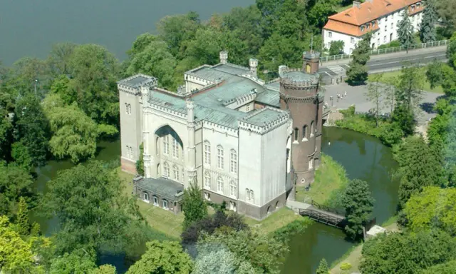 Zamek w Kórniku, otoczony fosą i zielenią, skrywa wiele ciekawostek. Z lotu ptaka widać jego neogotycką architekturę i malownicze położenie.