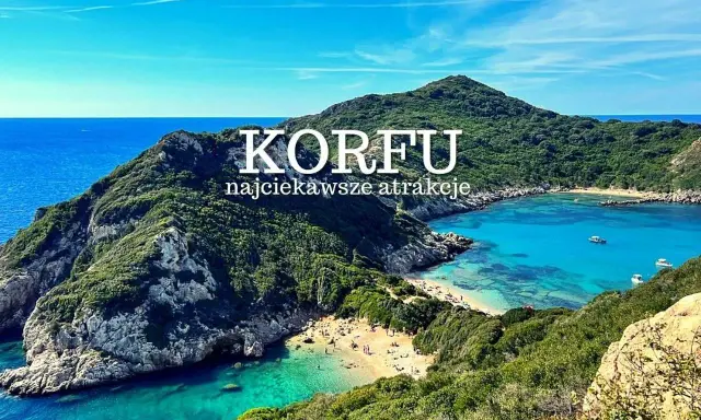 Widok na zatokę z turkusową wodą i plażą, otoczoną zielonymi wzgórzami. Idealne miejsce, by odkryć, co **Korfu co zobaczyć** oferuje.