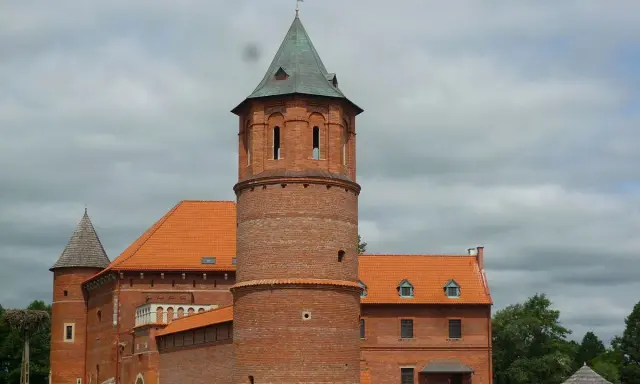 Zamek w Tykocinie, z ceglanymi wieżami i pomarańczowymi dachami, skrywa wiele ciekawostek.