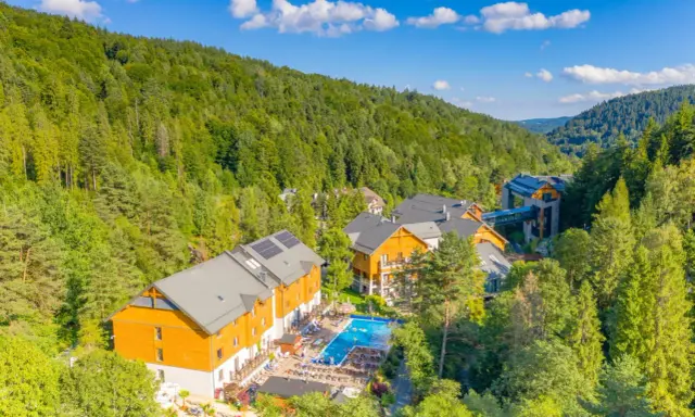 Idealne miejsce, gdzie na majówkę z dzieckiem: hotel w otoczeniu lasu, basen i mnóstwo zieleni.