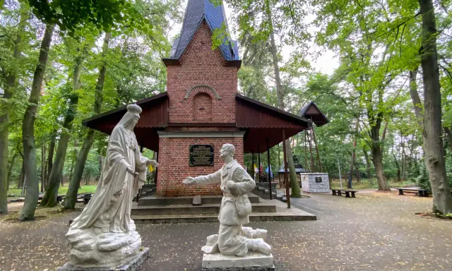 Kapliczka i figury Matki Bożej i klęczącego mężczyzny. Jedna z wielu atrakcji w Licheniu, miejsce zadumy i modlitwy.