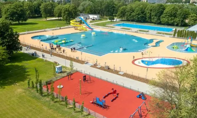 Nowoczesny moczydło water park z basenami, zjeżdżalniami i placem zabaw.