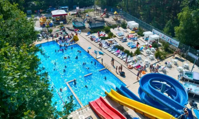 Letni relaks w aquaparku nad morzem: baseny, zjeżdżalnie i mnóstwo słońca dla całej rodziny.
