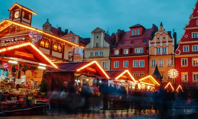 Kolorowe kamienice i rozświetlone stragany jarmarku we Wrocławiu. Czas zacząć świąteczne zakupy!
