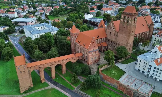 Zamek w Kwidzynie z charakterystycznym gdaniskiem i mostem. Ciekawostki o tej budowli przyciągają turystów.