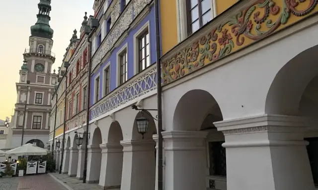 Kolorowe kamienice i wieża ratuszowa na Rynku Wielkim w Zamościu. Atrakcje tego renesansowego miasta zachwycają.