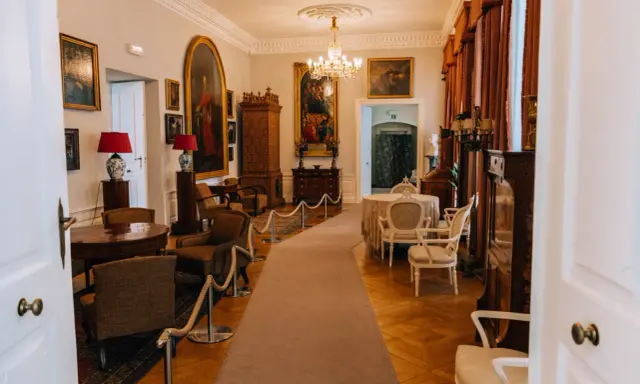 Wnętrze pałacu w Rogalinie zachwyca elegancją. Ciekawostki o pałacu w Rogalinie odkryjesz, podziwiając obrazy i zabytkowe meble.