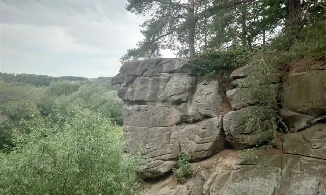 Skalny krajobraz w Polsce, z formacjami skalnymi przypominającymi miasto. Drzewa i zieleń otaczają skalne miasto.