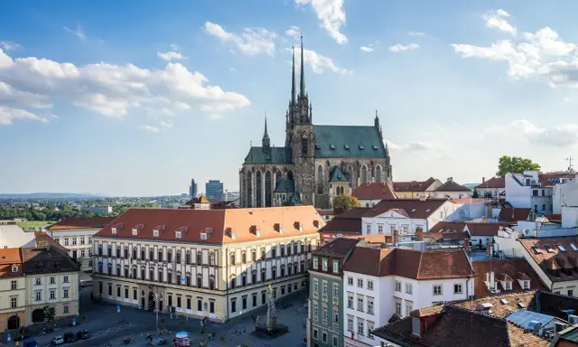 Widok na Katedrę Świętych Piotra i Pawła oraz plac w Brnie. Wspaniałe brneńskie atrakcje zachęcają do zwiedzania.