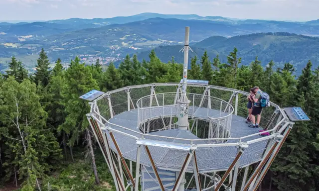 Para szuka idealnego miejsca, gdzie odpocząć blisko Wrocławia. Widok z wieży widokowej na góry i lasy.