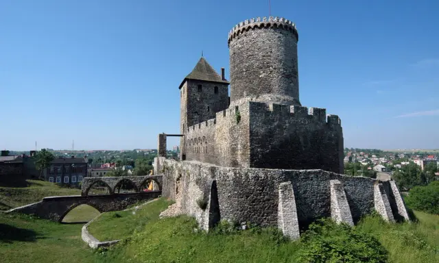 Kamienny zamek w Będzinie, z potężną wieżą i mostami, skrywa wiele ciekawostek.