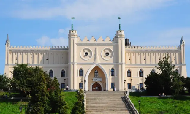 Zamek Lubelski, z jego charakterystycznymi "oczami", kryje wiele ciekawostek. Warto odkryć jego historię!
