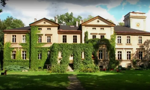 Dworek porośnięty bluszczem, jeden z urokliwych zamków w okolicy Poznania.