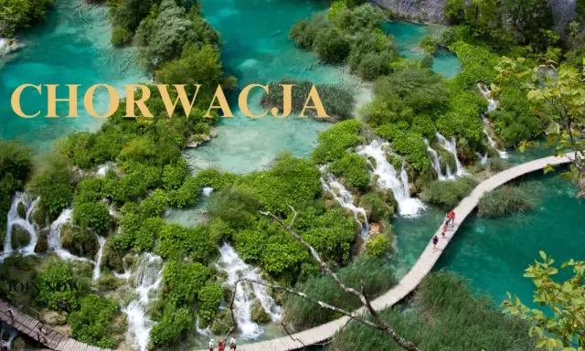 Chorwacja atrakcje: malownicze wodospady i turkusowe jeziora Parku Narodowego Jezior Plitwickich. Drewniane kładki prowadzą przez bujną zieleń.