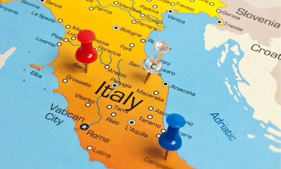 Mapa Włoch z zaznaczonymi miastami i pinezkami. Planujesz podróż? Włochy samochodem czekają!