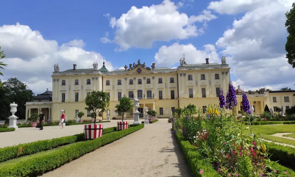 Pałac Branickich w Białymstoku, zwany "Wersalem Północy", zachwyca barokową architekturą i pięknymi ogrodami. Ciekawostki o pałacu czekają na odkrycie!