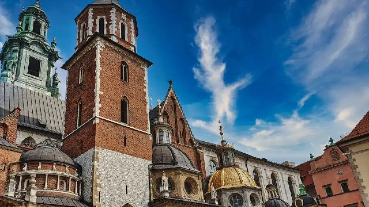 Wawel w Krakowie, z wieżą i kopułami, to wspaniałe darmowe atrakcje Krakowa, które warto zobaczyć.