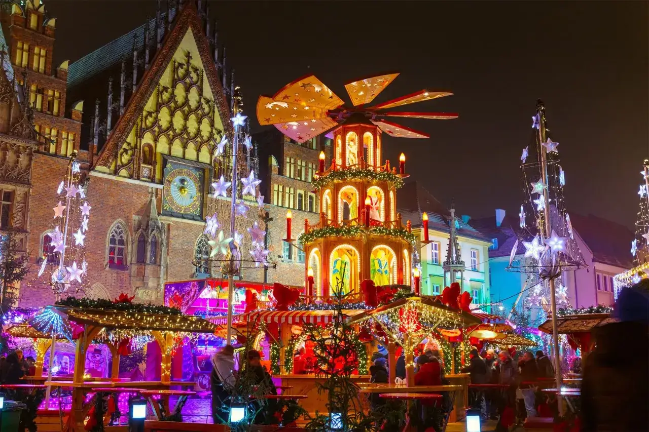 Magiczny jarmark bożonarodzeniowy, jeden z największych jarmark&oacute;w w Polsce, z karuzelą, straganami i iluminacjami.