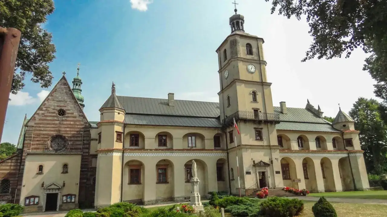 Wąchock atrakcje: Opactwo Cystersów z charakterystyczną wieżą zegarową i romańską bazyliką. Piękna architektura i spokojna atmosfera.