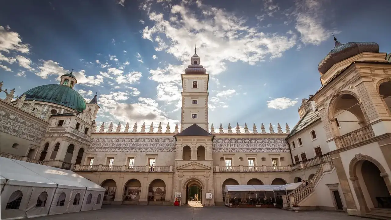 Dziedziniec zamku w Krasiczynie z wieżą i kopułą. Zamek w Krasiczynie skrywa wiele ciekawostek architektonicznych.