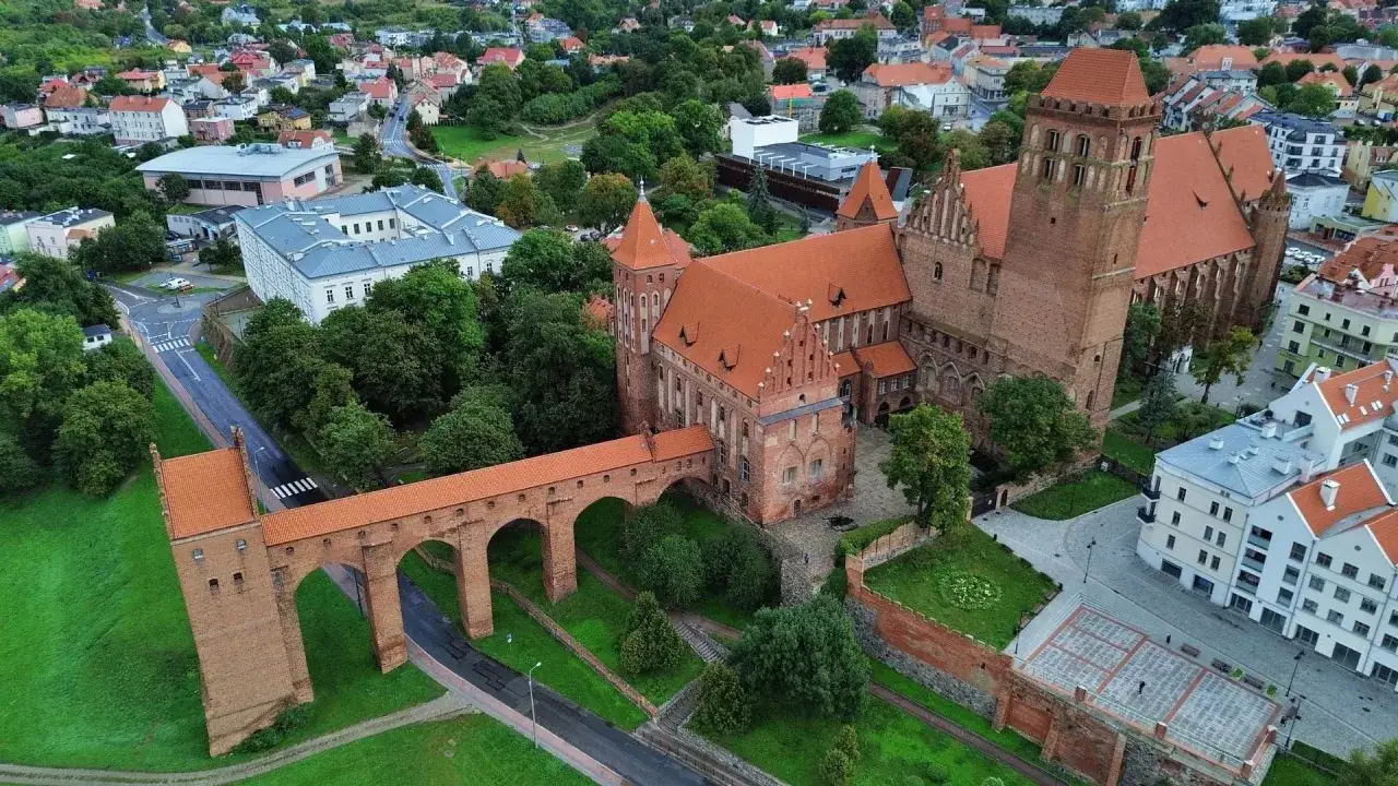 Zamek w Kwidzynie, z charakterystycznym gdaniskiem i mostem, to miejsce pełne historii. Ciekawostki o zamku w Kwidzynie czekają na odkrycie.