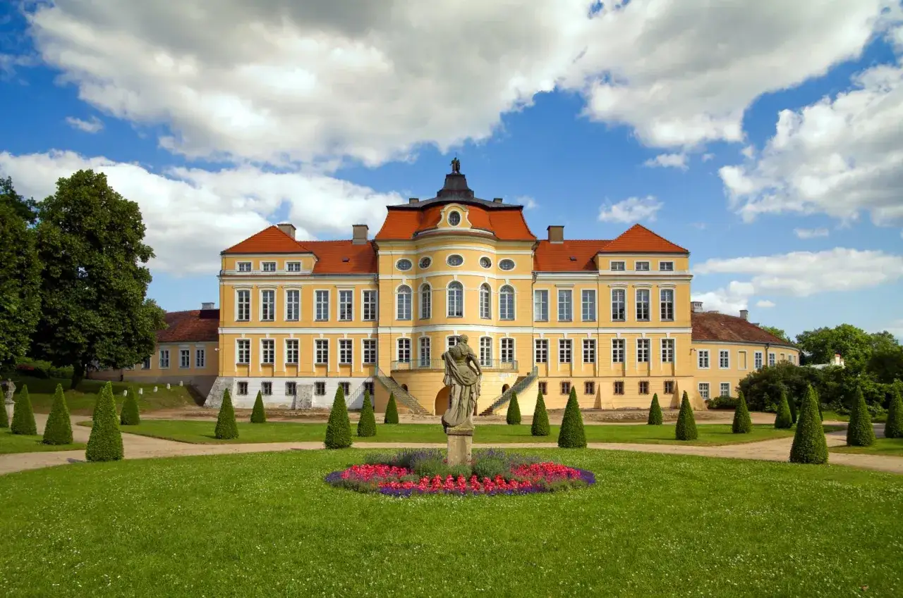 Barokowy pałac otoczony ogrodem, gdzie rośnie potężny dąb lech.
