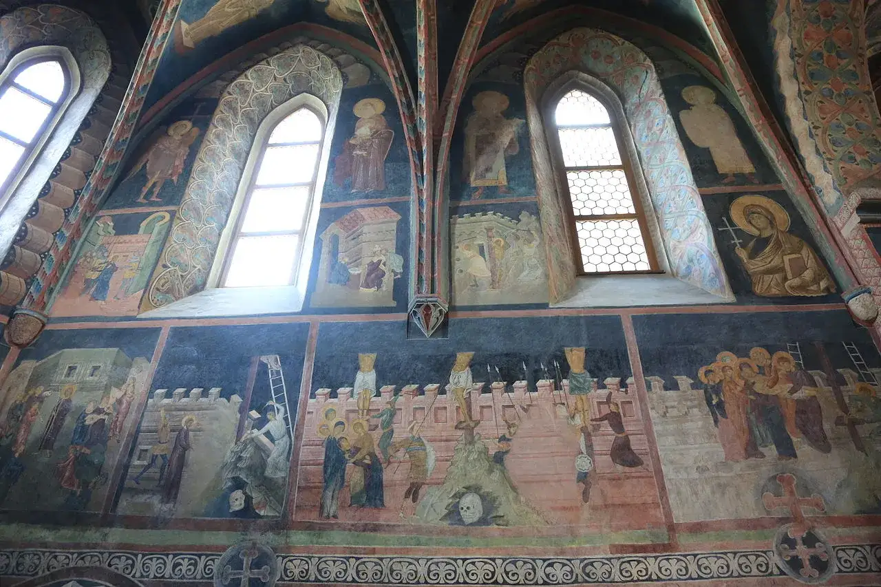 Wnętrze zamku lubelskiego z malowidłami. Ciekawostki historyczne i religijne na ścianach.