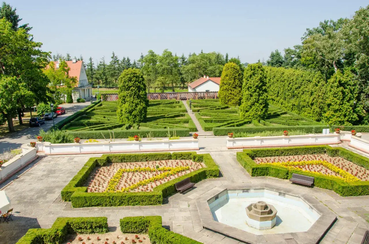 Zamek w Baranowie Sandomierskim zachwyca geometrycznymi ogrodami. Ciekawostki o jego historii i architekturze czekają na odkrycie wśr&oacute;d zielonych labirynt&oacute;w i kwitnących rabat.