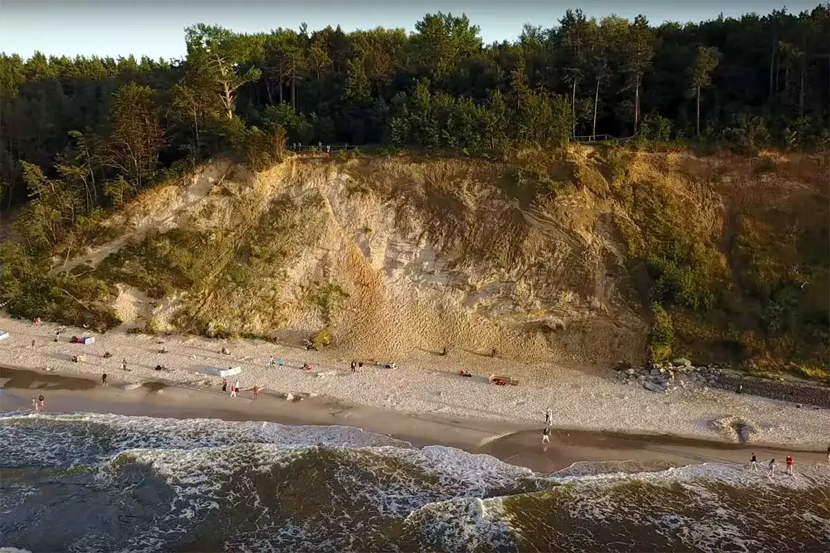 Jastrzębia Góra: klif, plaża i morze. Warto zobaczyć malownicze wybrzeże i spacerować po piasku.