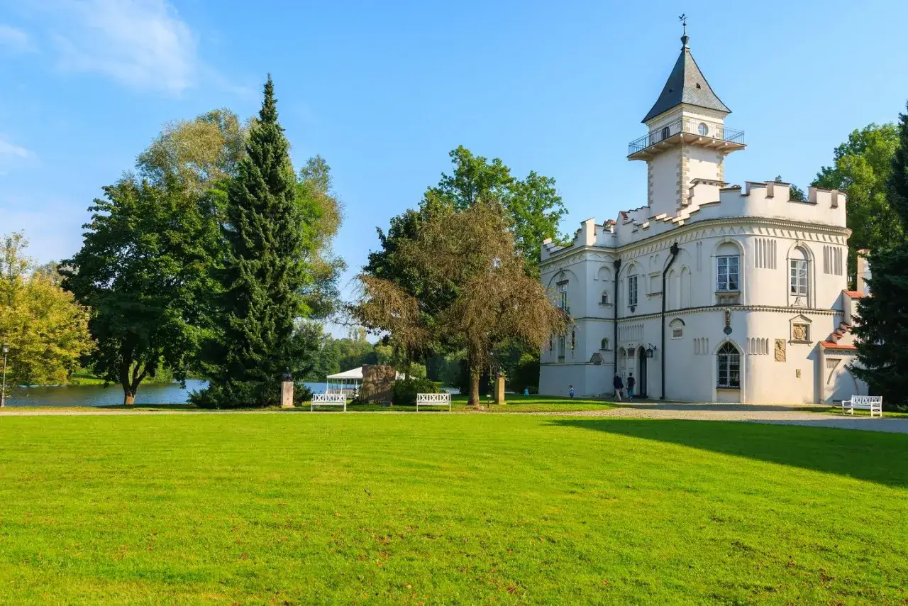 Biały pałac z wieżą, otoczony zielenią i jeziorem, to jeden z najpiękniejszych zamków na Mazowszu.