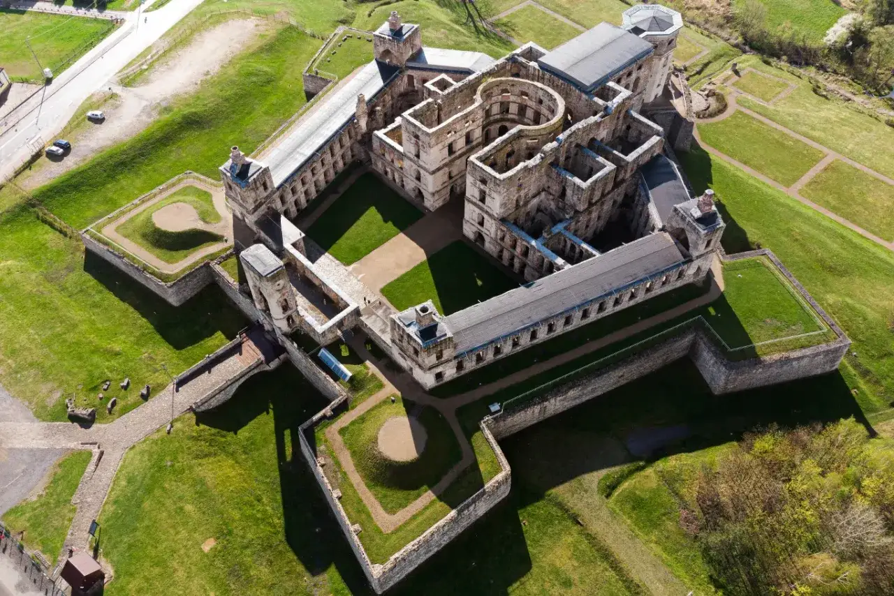 Zamek Krzyżtopór z lotu ptaka. Poznaj fascynujące ciekawostki o tej monumentalnej budowli, która zachwyca swoją architekturą i historią.