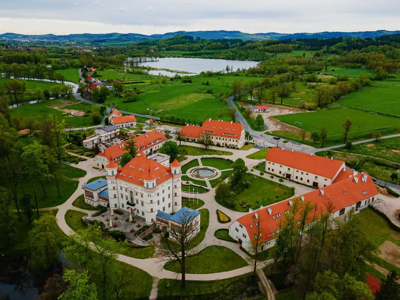 Pałac Wojanów, z jego bogatą historią, otoczony zielenią i jeziorem, prezentuje się majestatycznie z lotu ptaka.