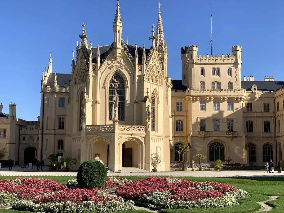 Wspaniały pałac w Lednicach, z neogotycką architekturą i kwitnącymi rabatami kwiatowymi, zaprasza do zwiedzania.