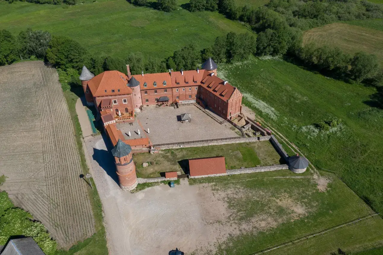 Zamek w Tykocinie z lotu ptaka. Ciekawostki o jego historii i architekturze można odkrywać, podziwiając go z tej perspektywy.